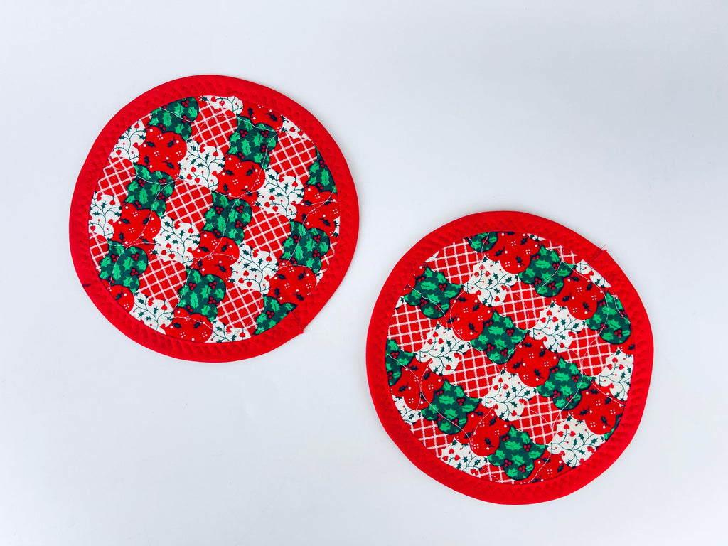 Product image for 'vintage christmas mistletoe hearts pot holder hot pad trivets set of two 2' (view 02d515)