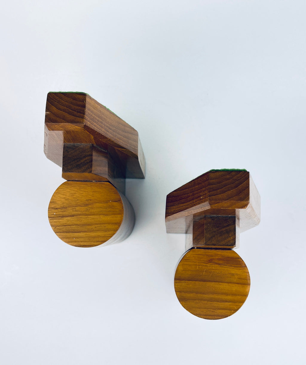Product image for 'vintage handmade oak mahogany wood book ends felted bottoms' (view 90f0bc)