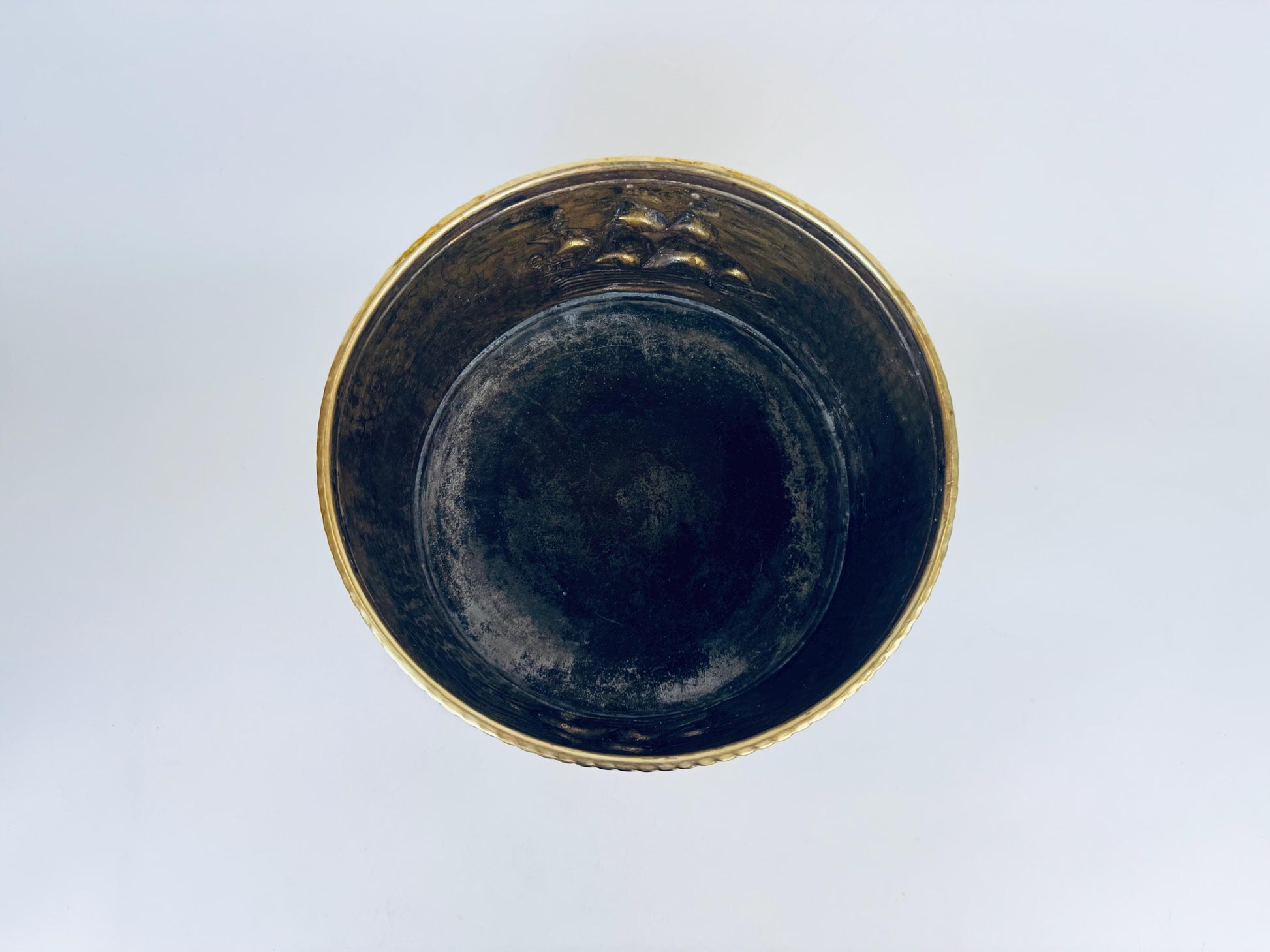 Product image for 'vintage round brass nautical emboss indoor planter lion head handles made in england by peerage' (view 885f9d)