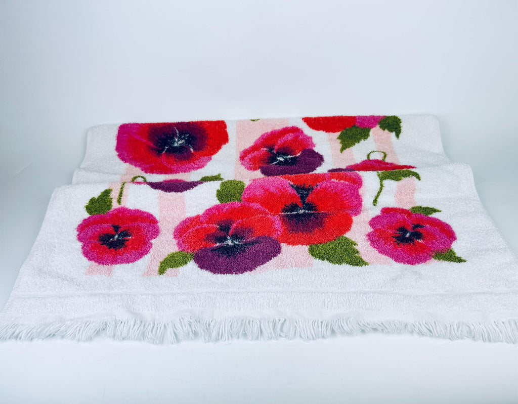 Product image for 'vintage pink purple pansies floral fringe bath towel made in canada' (view 3bf061)