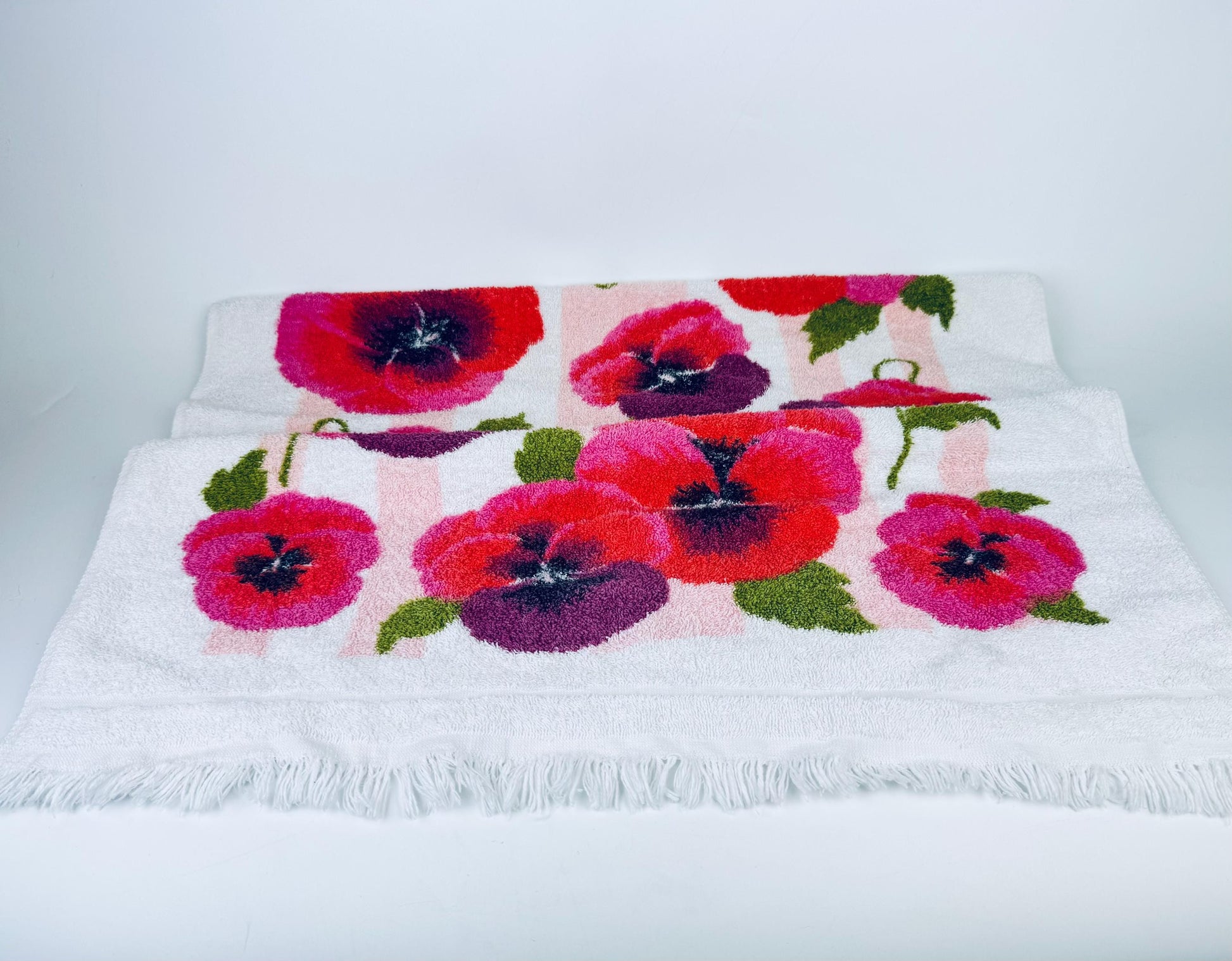 Product image for 'vintage pink purple pansies floral fringe bath towel made in canada' (view 3bf061)