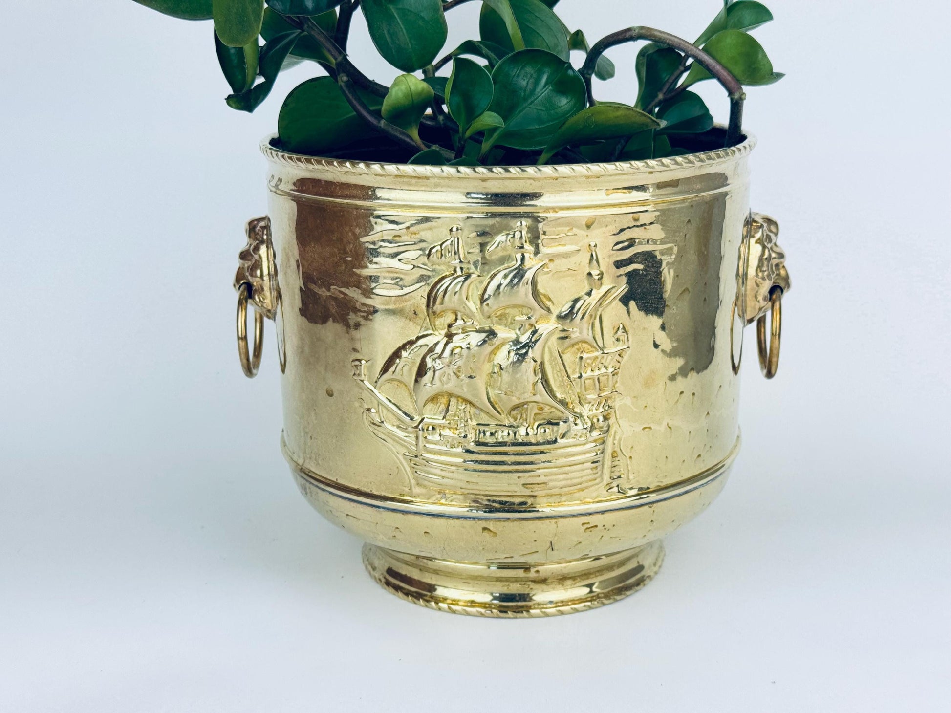 Product image for 'vintage round brass nautical emboss indoor planter lion head handles made in england by peerage' (view 5f3fdd)