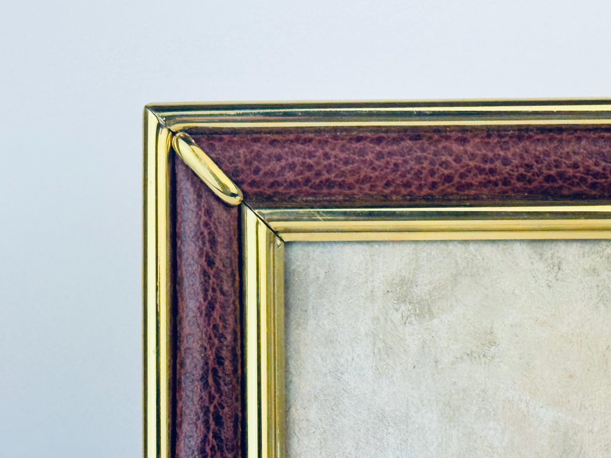 Product image for 'vintage faux brown leather gold brass tabletop picture frame 5 x 7' (view 410b74)