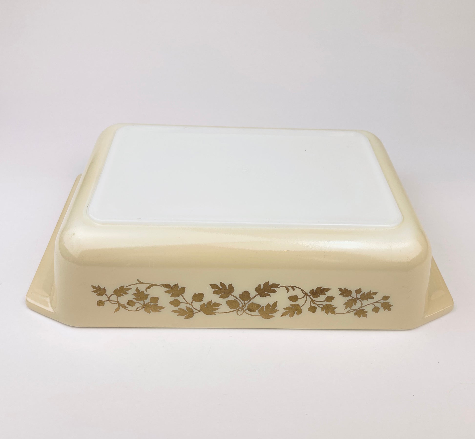 Product image for 'vintage pyrex baking dish golden acorn pattern 575 b 2 qt' (view 64b0b7)