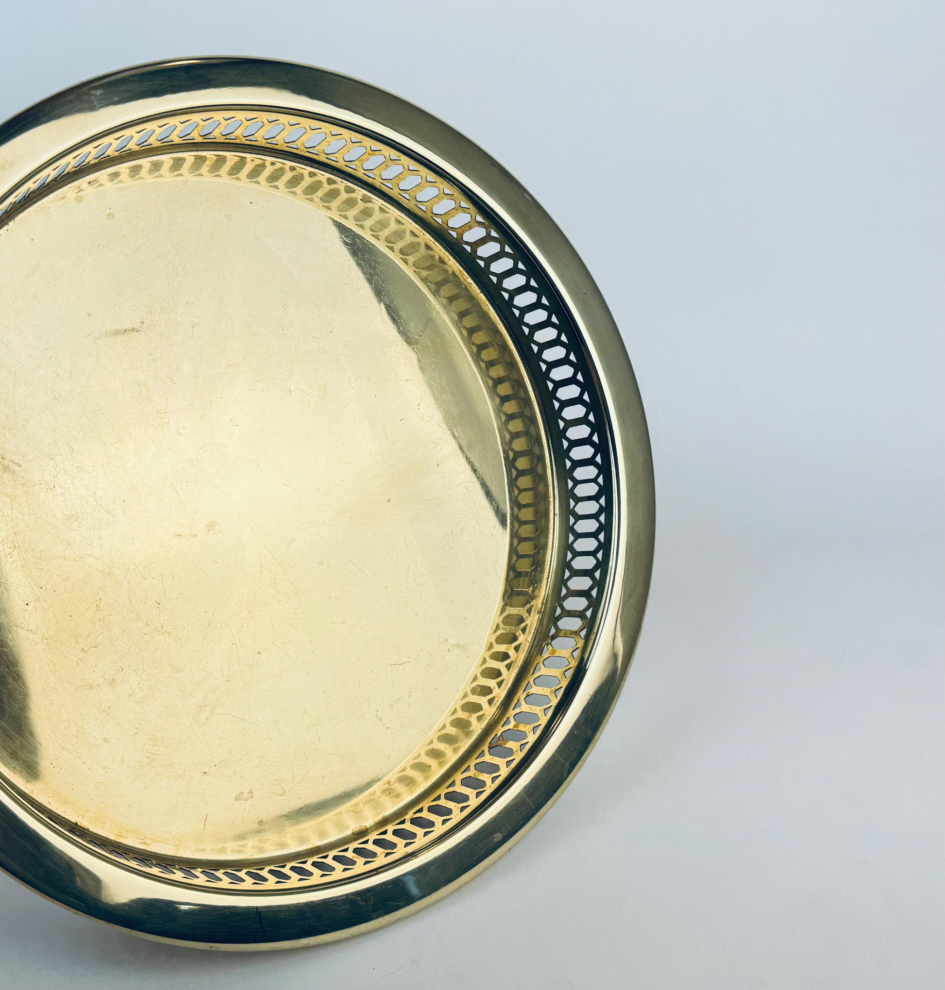 Product image for 'vintage brass reticulated tray 12 round hollywood regency elegance' (view 909759)