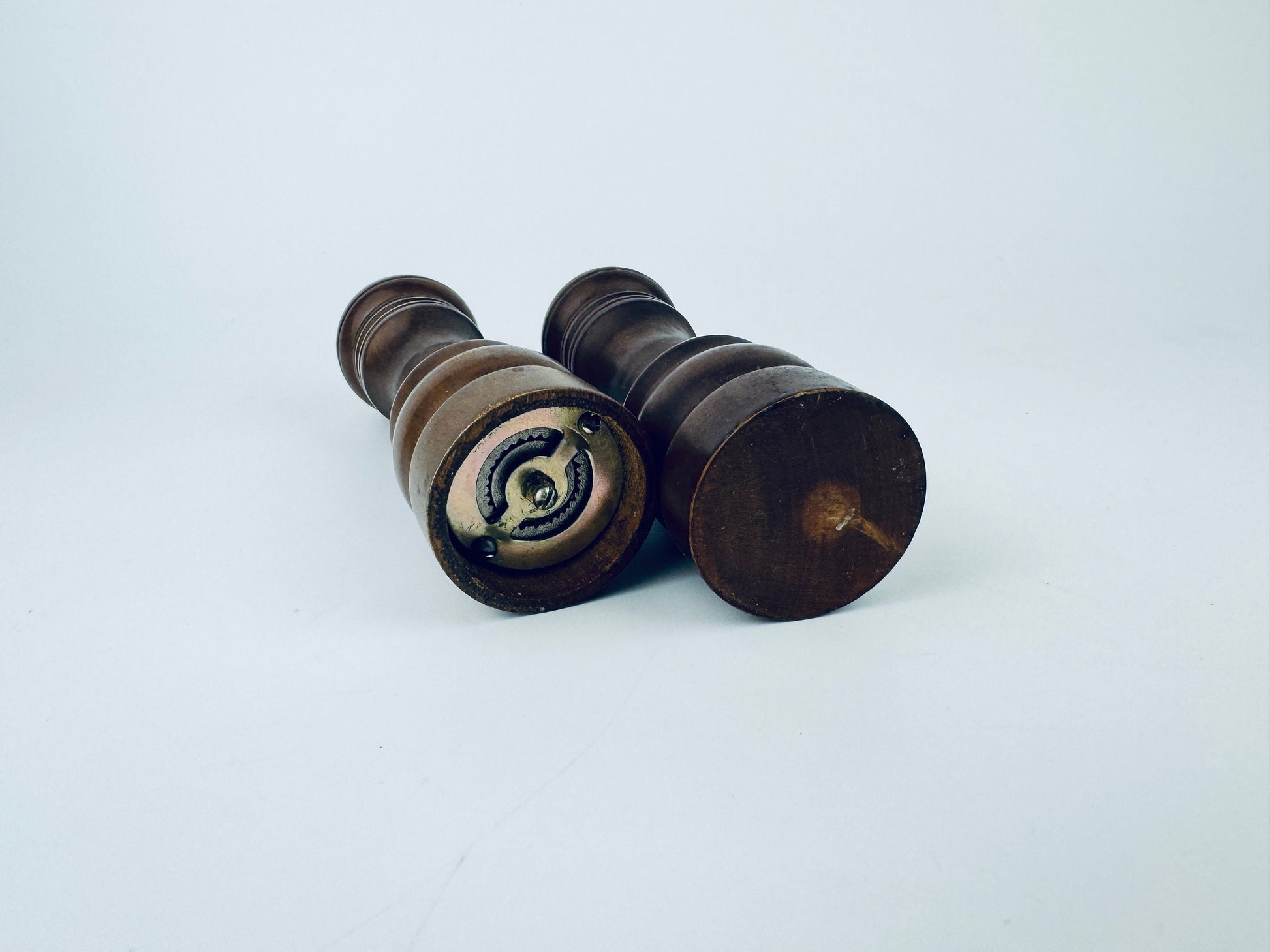 Product image for 'vintage wood salt shaker pepper grinder set of two 2 made in japan' (view b548e9)
