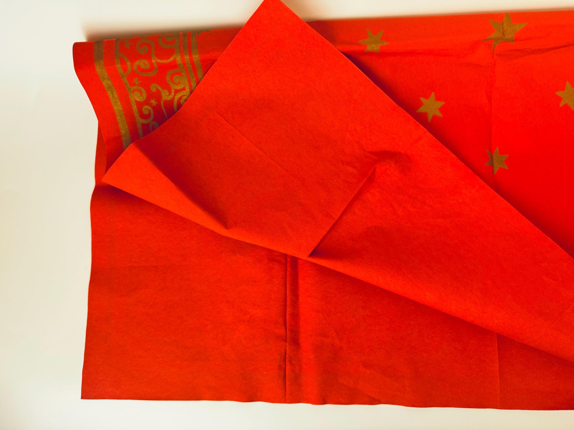 Product image for 'vintage square red gold deluxe spunbond fabric christmas tablecloth new old stock nos star scroll pattern' (view 3e0d4f)