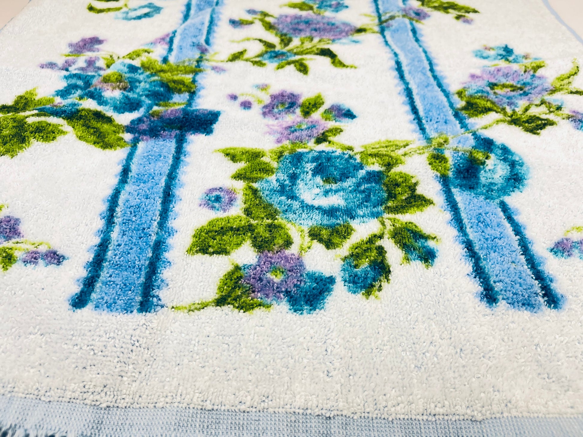 Product image for 'vintage blue floral fringe bath towel 1' (view 8a841c)