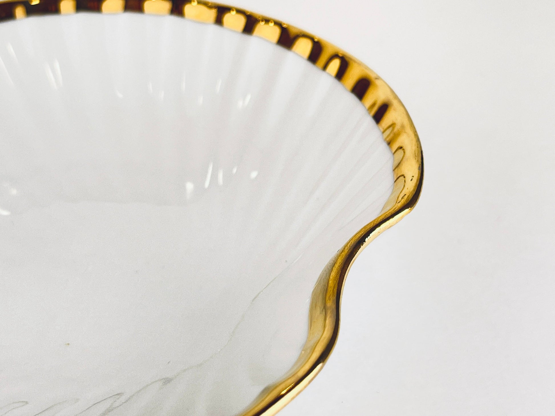Product image for 'vintage porcelain shell ring soap dish gold rimmed edge genuine bavarian made in western germany' (view 0012b5)