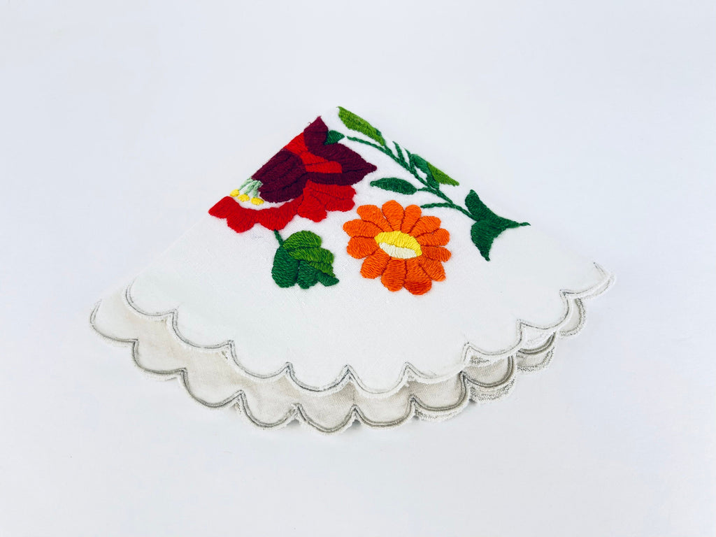 Product image for 'vintage circular scalloped edge folks floral pattern table linen doily' (view d39574)