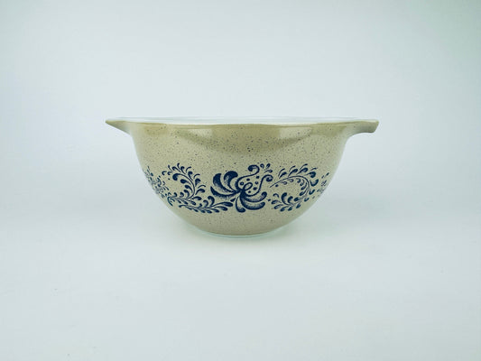 Product image for 'vintage homestead pyrex cinderella mixing bowl 441 1 1 2 pt 750 ml' (view 915087)