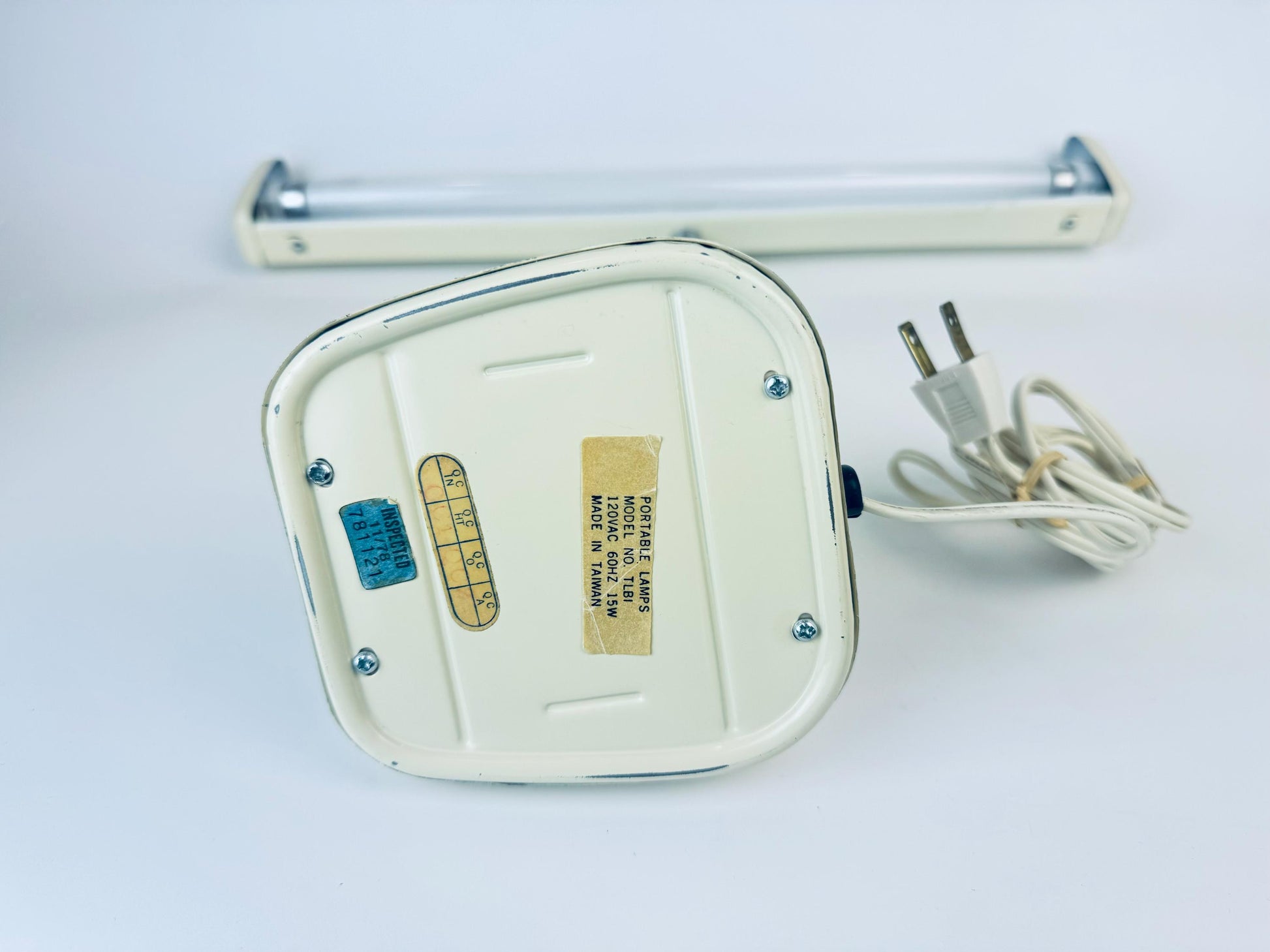 Product image for 'vintage beige metal task study table lamp flexible silver metal gooseneck' (view 2a1083)