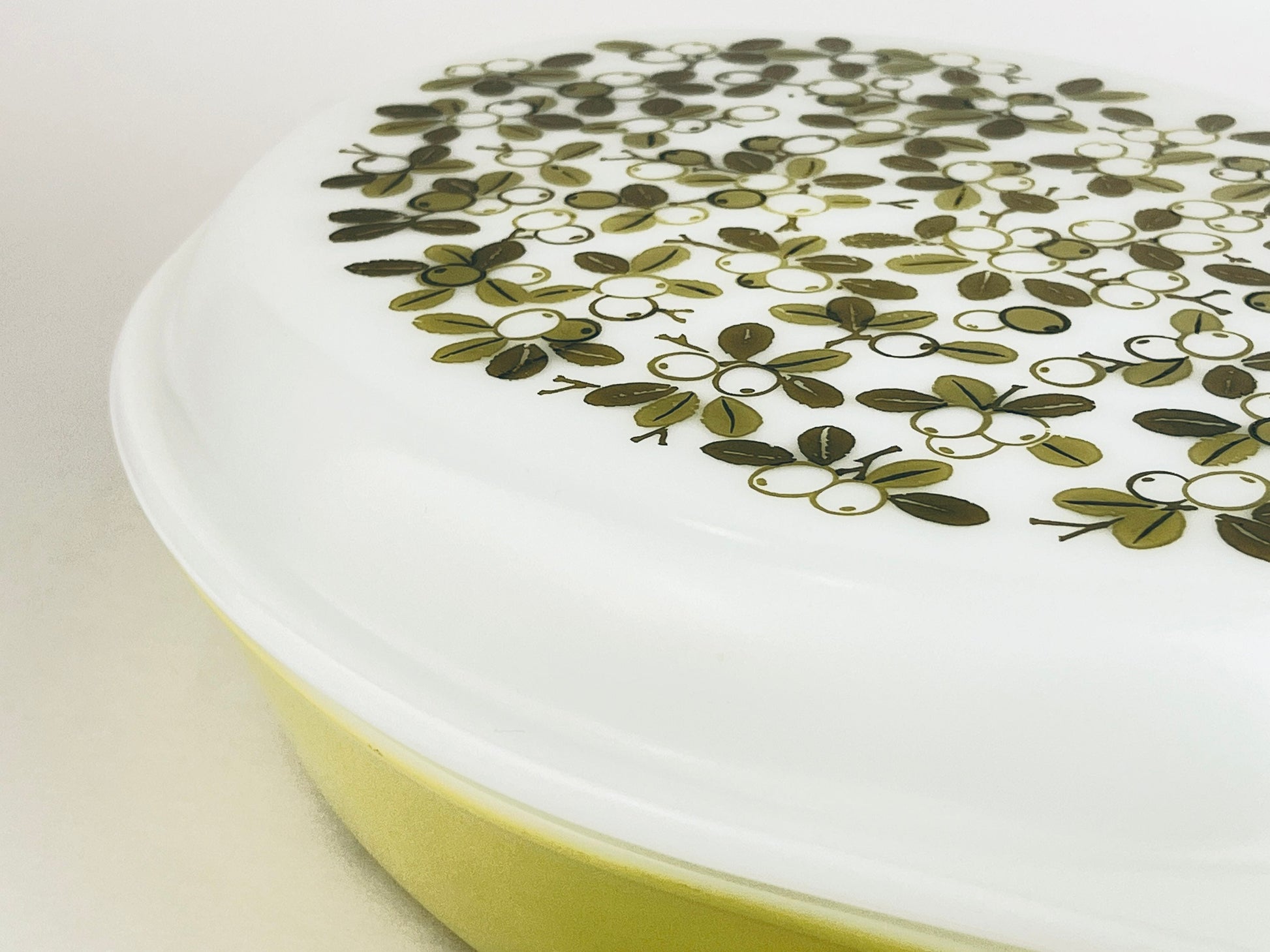 Product image for 'vintage verde pyrex divided casserole dish 1 5 qt green olive branch pattern' (view 11e049)