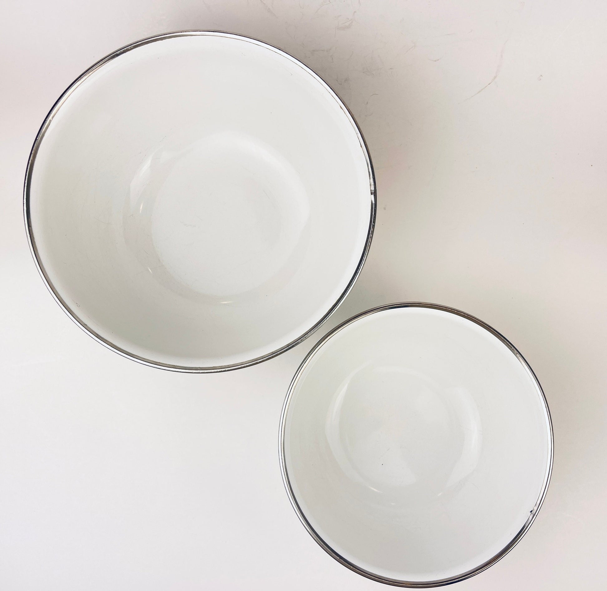 Product image for 'vintage levcoware enamelled nesting mixing bowls vegetable pattern set of two 2' (view 391d2e)