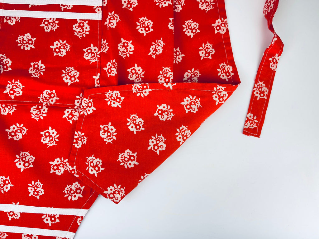 Product image for 'vintage red white floral pantaloon pleated pocket waist apron handmade' (view 0647bb)