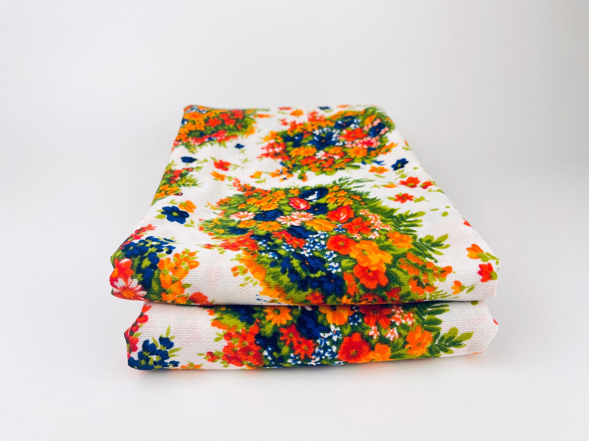 Product image for 'vintage bright floral white polyester stretch fabric 46 x 88' (view 76dd1e)