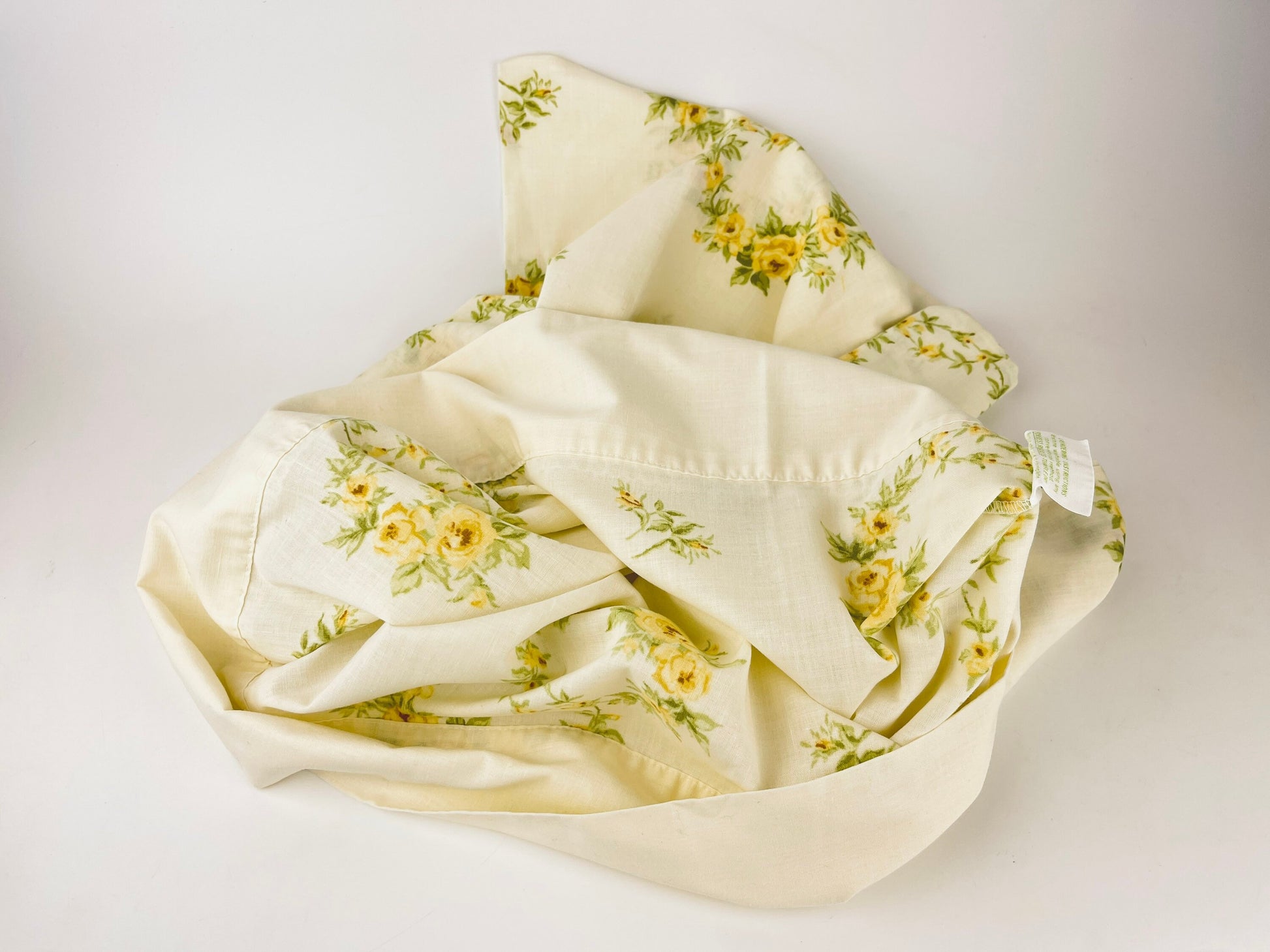 Product image for 'vintage dan river dantrel standard queen beige yellow floral pillow cases set of two 2 no iron muslin made in usa' (view 80cff7)
