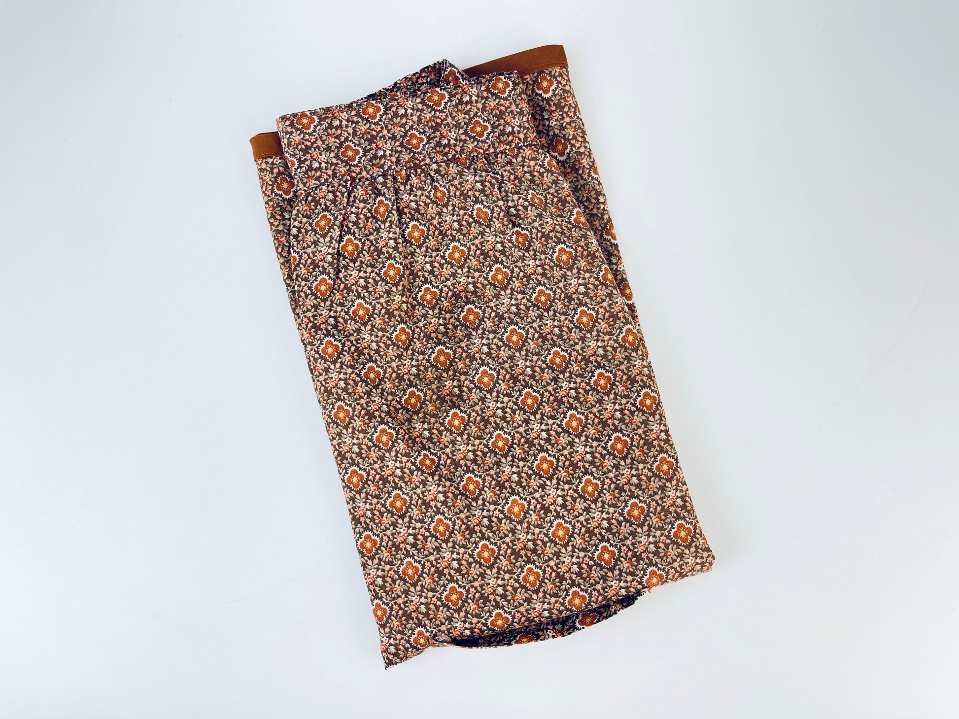 Product image for 'vintage brown pink floral pocketed waist apron' (view 9a285b)