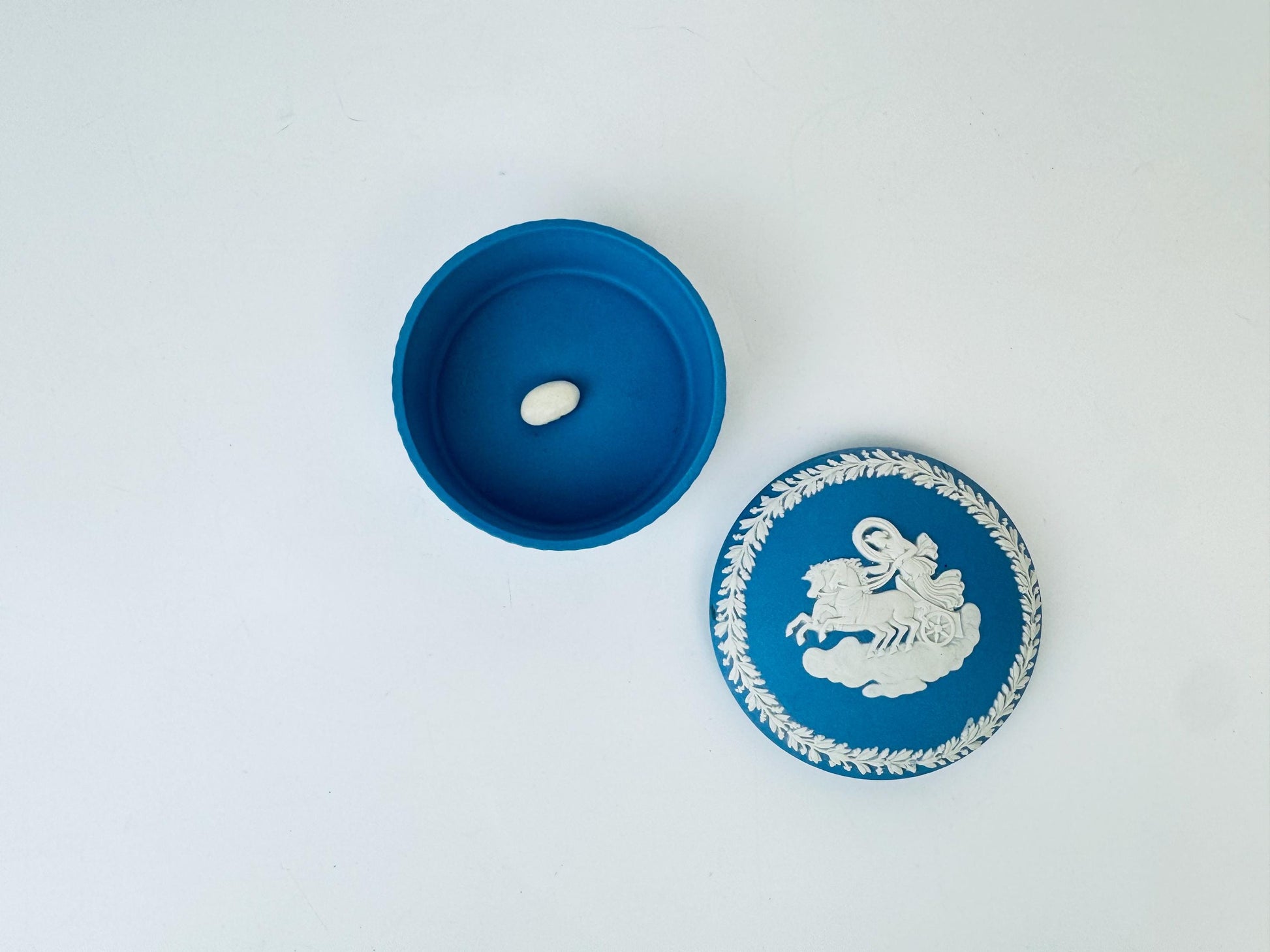 Product image for 'vintage wedgwood blue jasperware round jewelry box neoclassical elegance' (view 789dea)