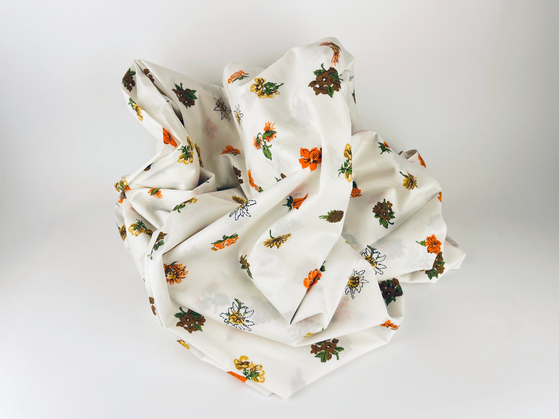 Product image for 'vintage white orange brown floral polyester fabric material 45 x 126' (view f2dce0)