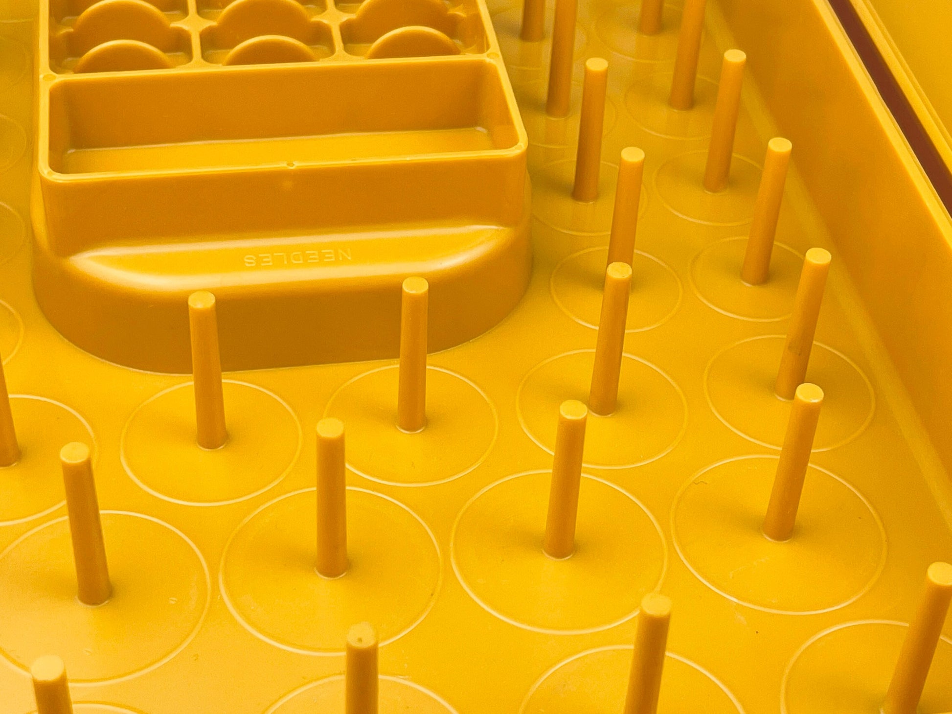 Product image for 'vintage wilson wil hold sewing box mustard yellow swirl pattern with plastic organizers handle' (view 1cef7b)