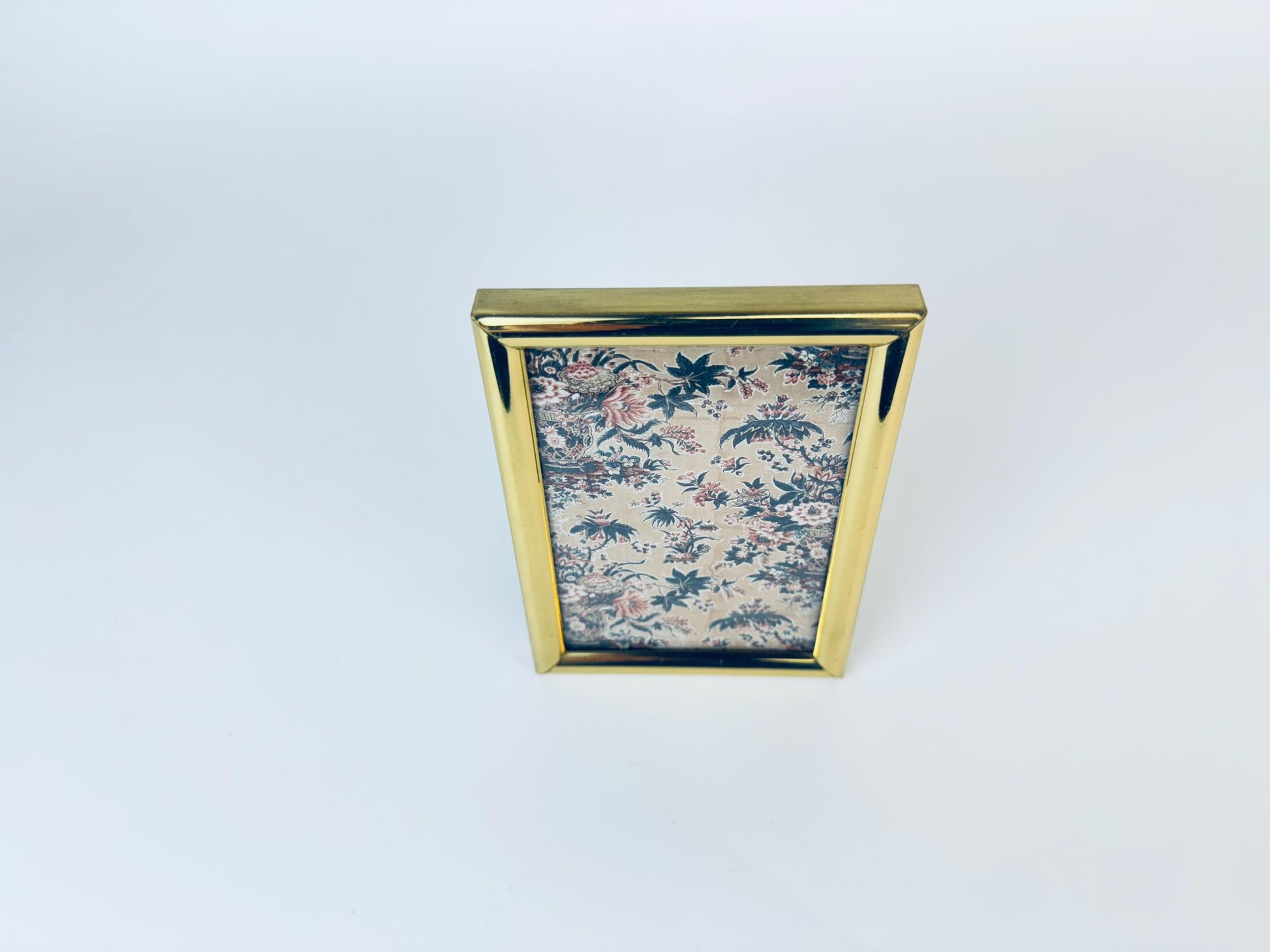 Product image for 'vintage solid brass gold 3 x 4 5 tabletop picture frame made in korea' (view 4b8d62)