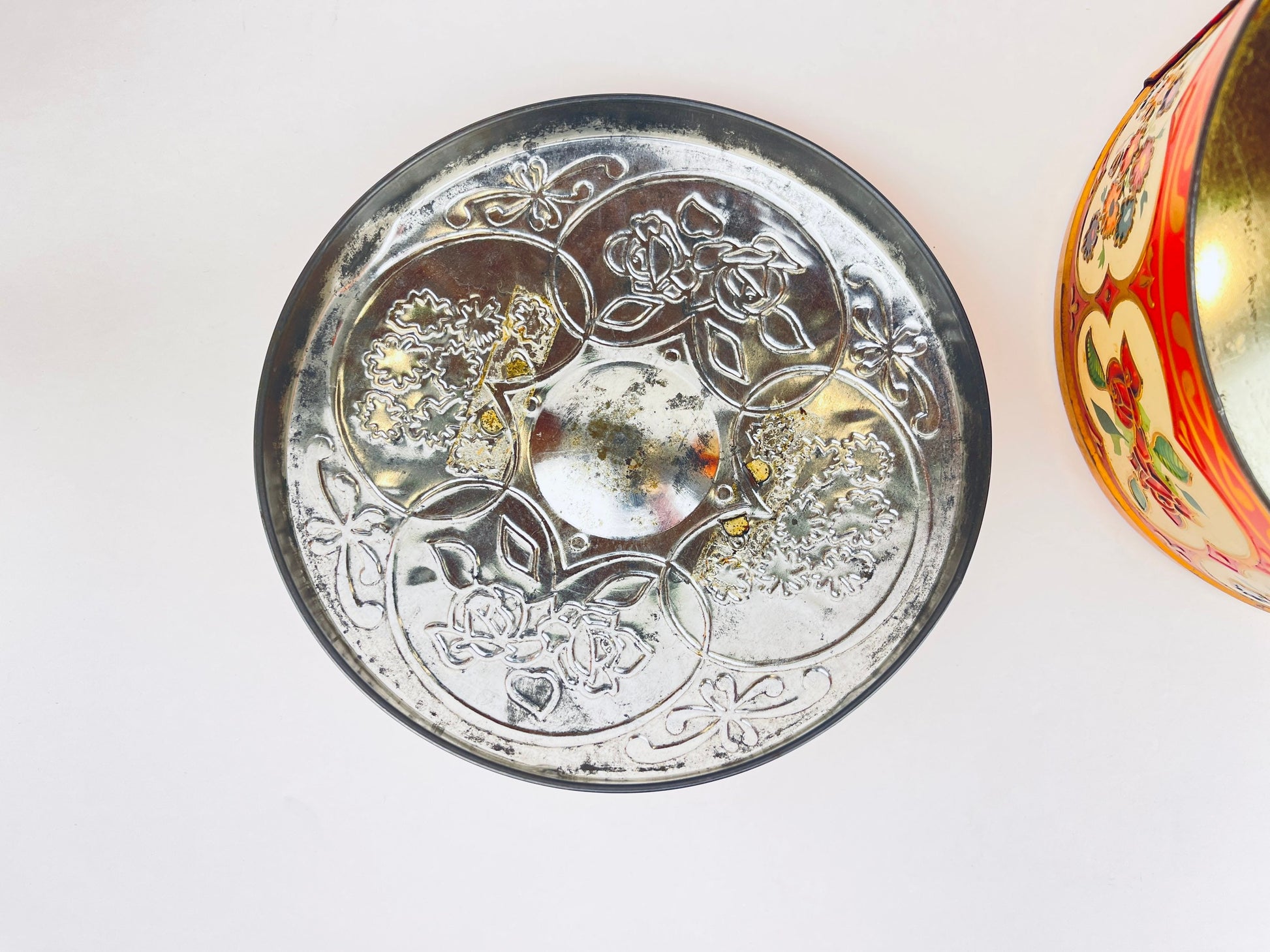 Product image for 'vintage gray dunn round tin red gold floral pattern product of scotland' (view 29225d)