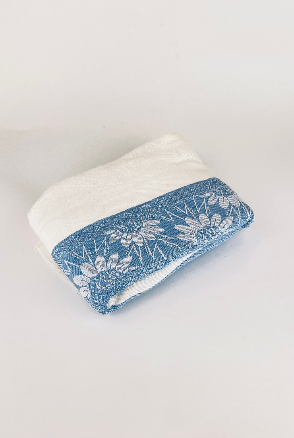 Product image for 'vintage blue daisy white floral square tablecloth' (view 038c5c)