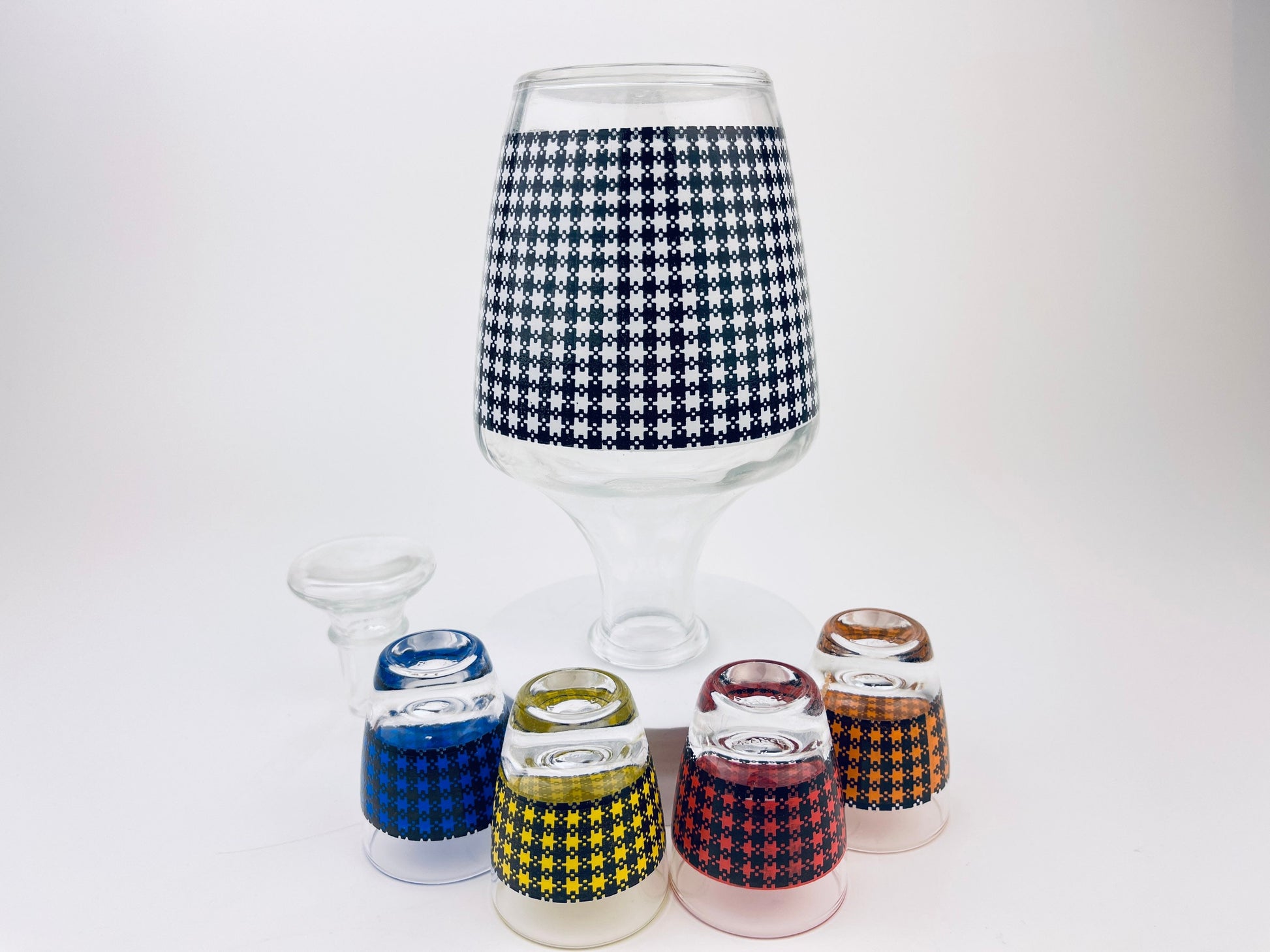 Product image for 'vintage houndstooth glass decanter shot glass barware set made in france' (view 8ee2b6)