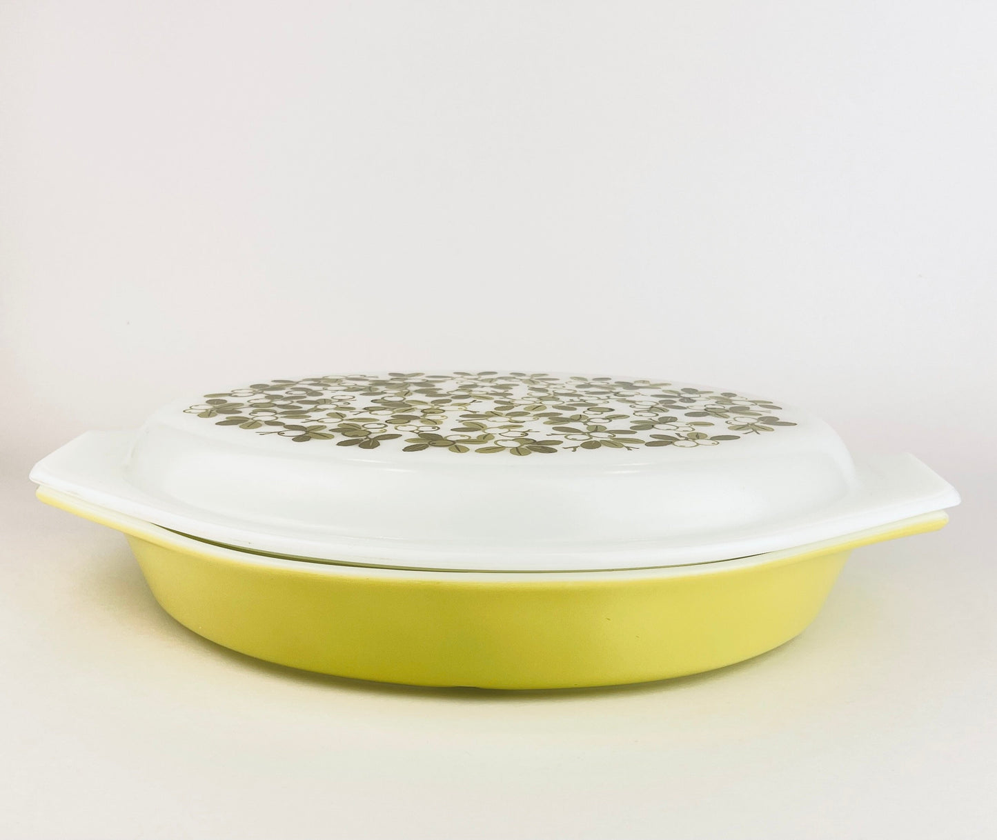 Product image for 'vintage verde pyrex divided casserole dish 1 1 2 qt green olive branch pattern' (view 8bb1a1)