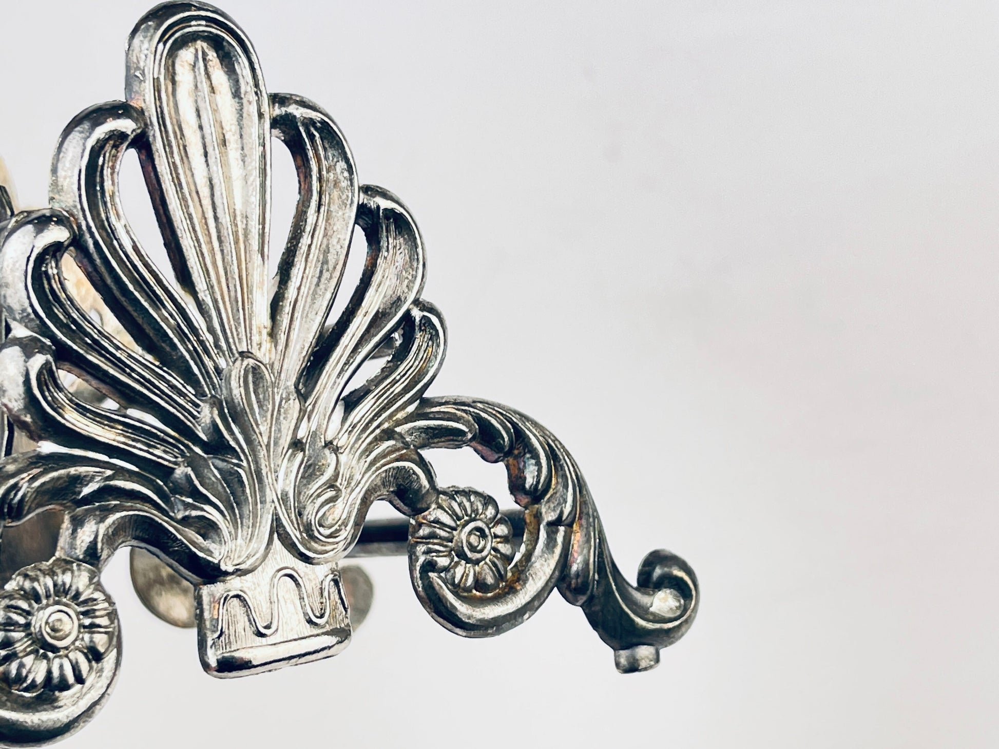 Product image for 'vintage hollywood regency silver knife holder ornate mid century kitchen accent' (view f64e3b)