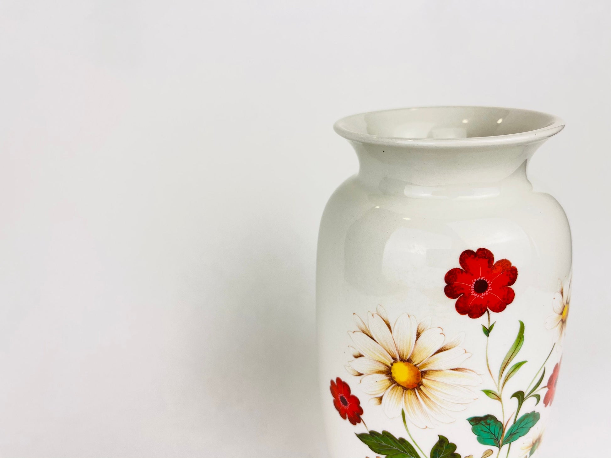 Product image for 'vintage sadler england flower vase white daisies red flowers' (view 5af7de)