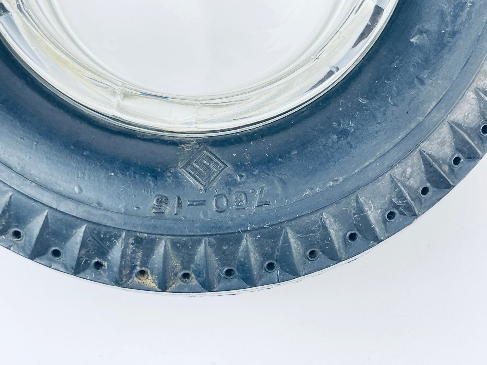 Product image for 'vintage seiberling sealed aire rubber tire glass ashtray made in usa' (view d850f4)
