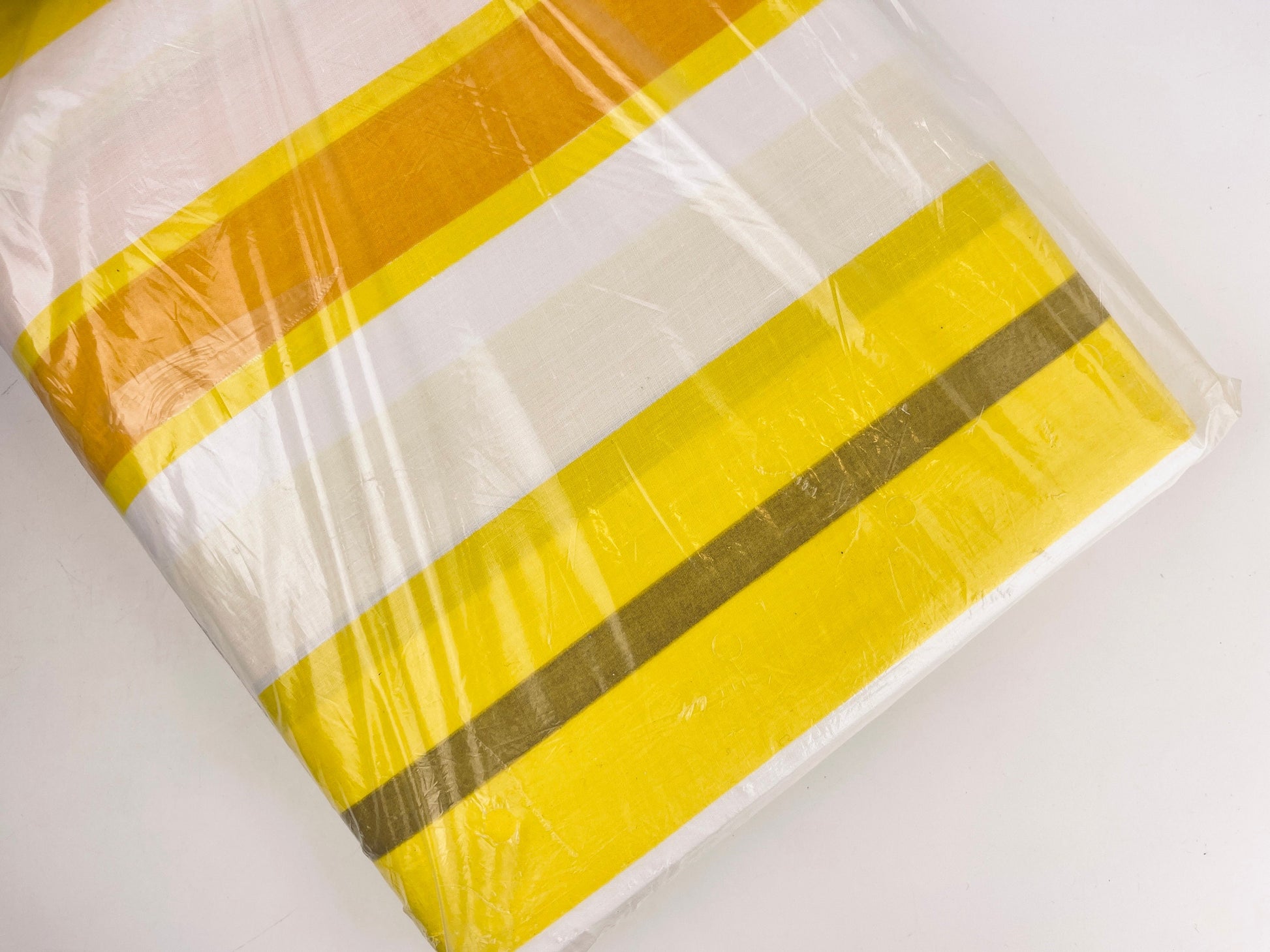 Product image for 'vintage sears perma prest 1970s yellow striped twin flat sheet 50 50 cotton polyester blend new old stock nos' (view 9ef829)