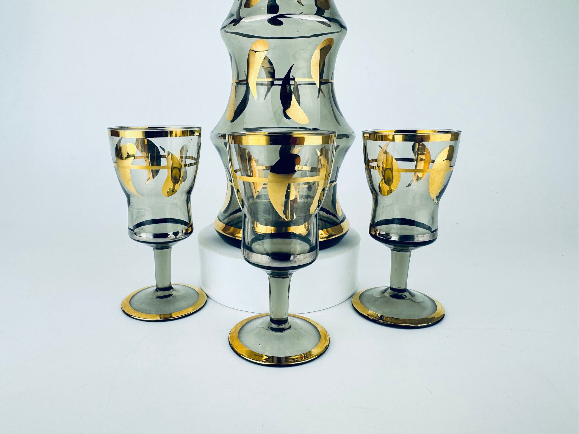 Product image for 'vintage mid century black gold curvy glass barware set decanter glasses bohemia crystal made in czechoslovakia barware gift' (view 045689)