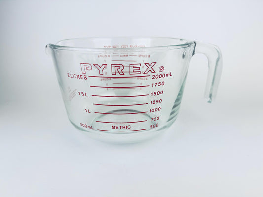 Product image for 'vintage red pyrex glass measuring cup 565 8 cups 2 litre metric imperial made in usa' (view e75876)