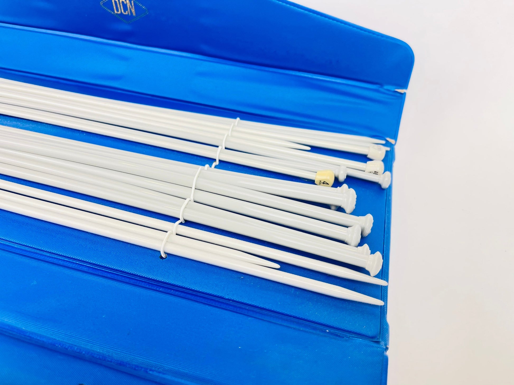 Product image for 'vintage latch knitting needle kit dcn perfecto bright blue pleather brass looking includes variety needle sizes' (view 110d87)