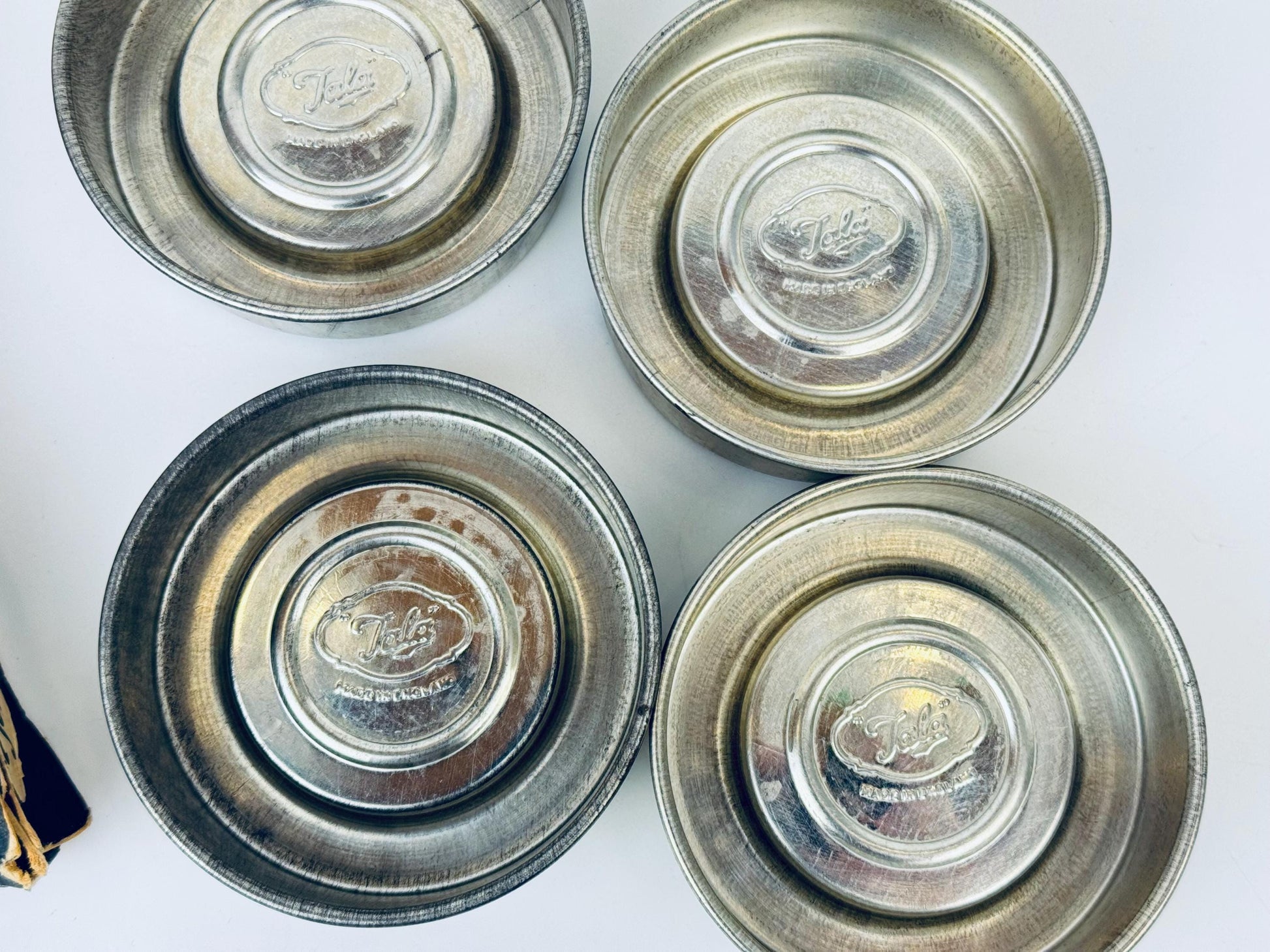 Product image for 'vintage 1950s tala flan tins set of four made in england' (view 583a8f)
