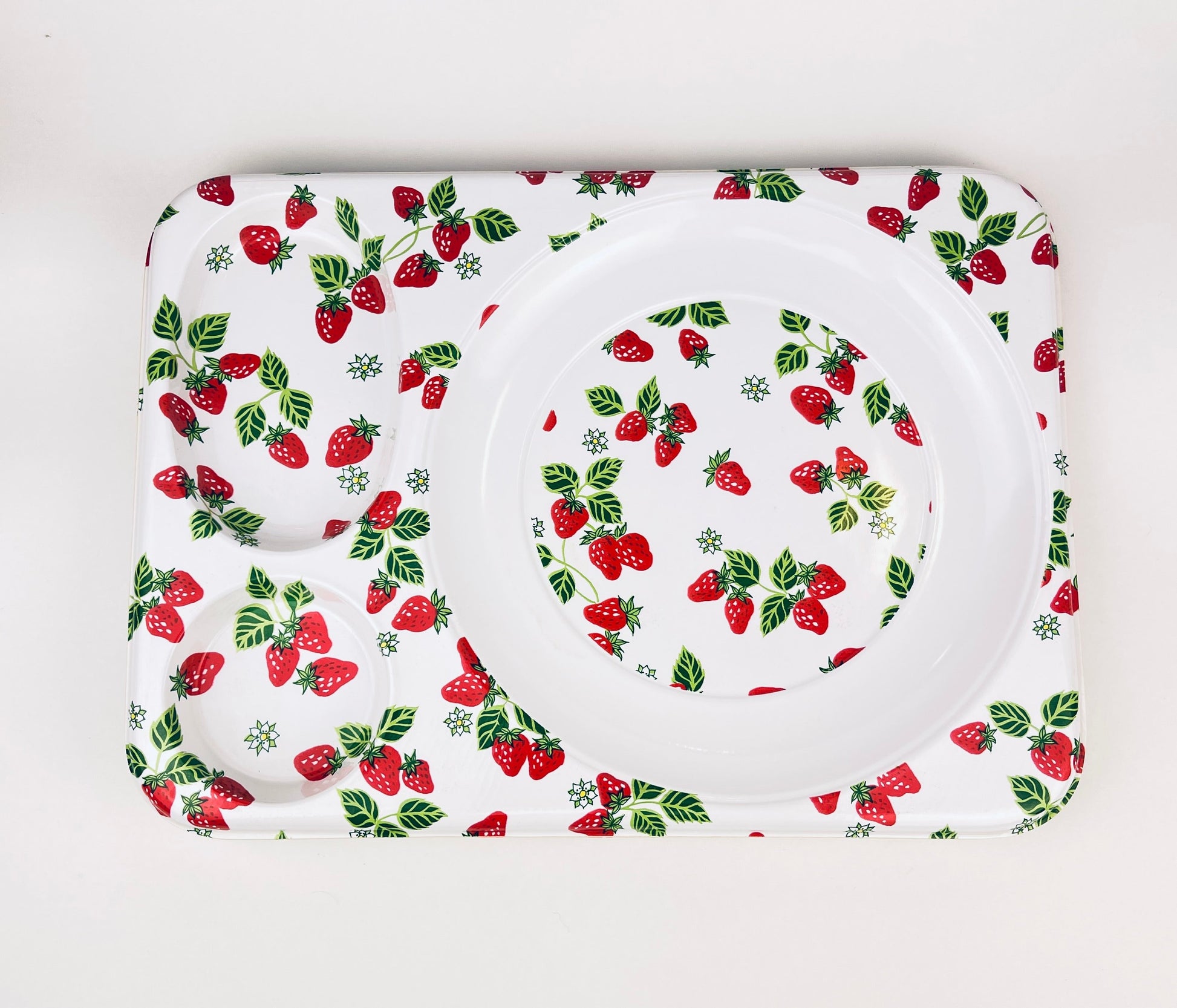 Product image for 'vintage strawberry fields tray retro picnic dining charm' (view 3cabeb)