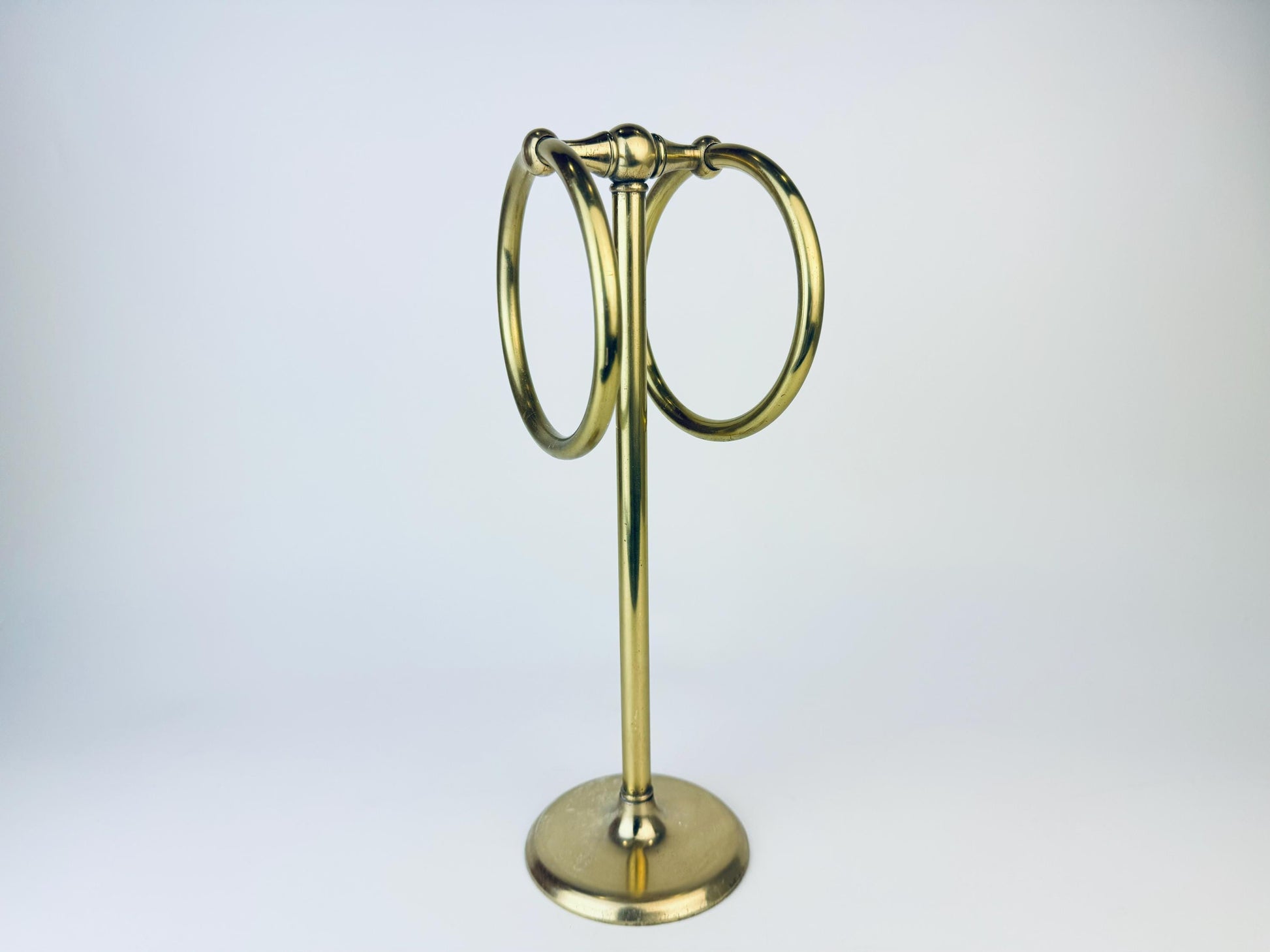 Product image for 'vintage brass tabletop dual ring towel hanger aged metal patina' (view a38390)