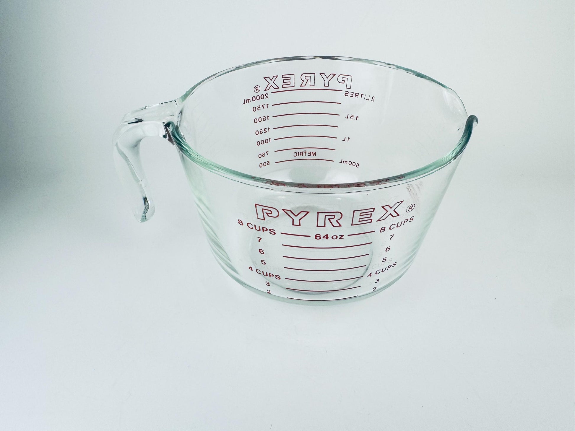 Product image for 'vintage red pyrex glass measuring cup 565 8 cups 2 litre metric imperial made in usa' (view 86e276)