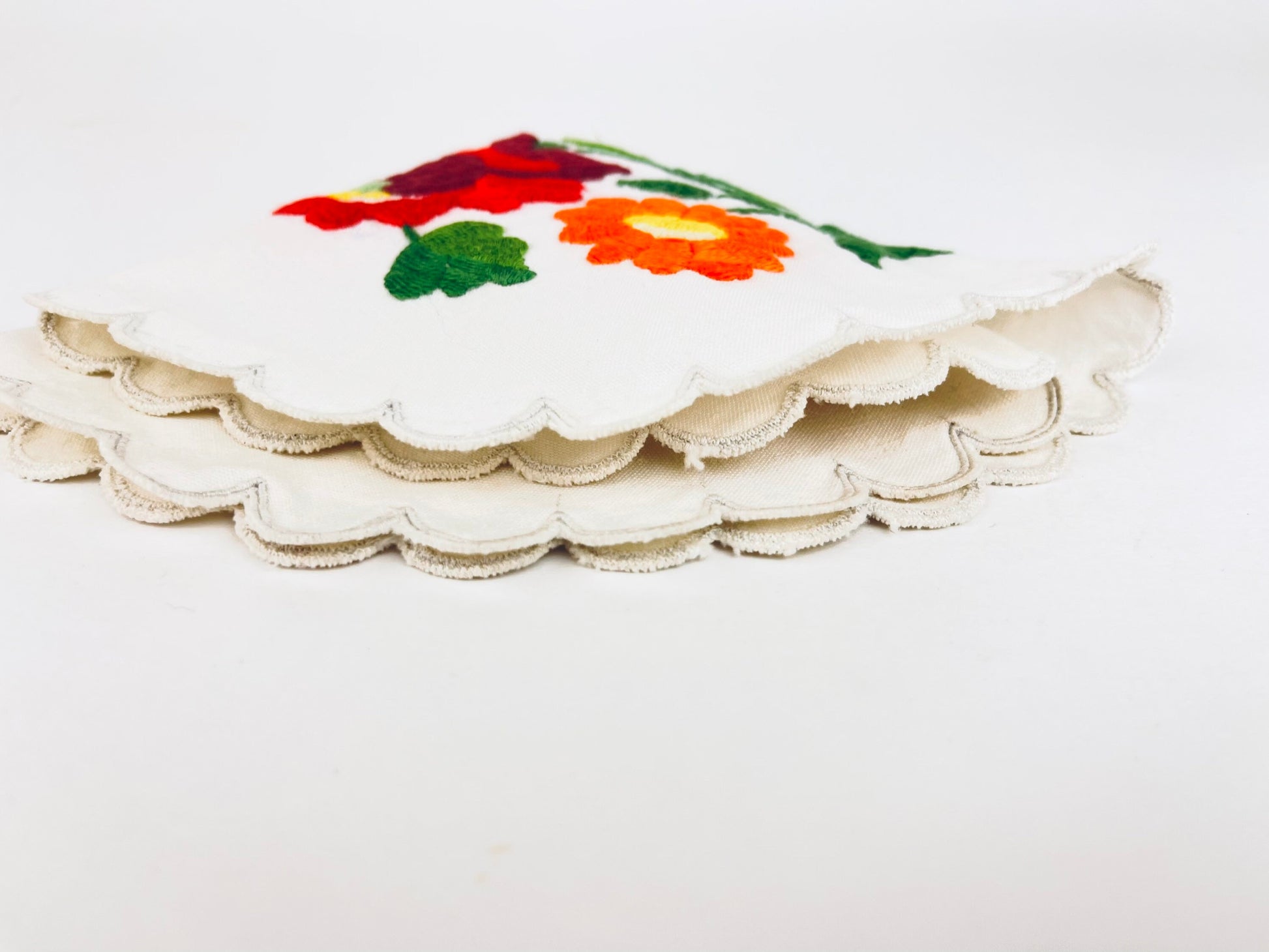 Product image for 'vintage circular scalloped edge folks floral pattern table linen doily' (view a34adb)