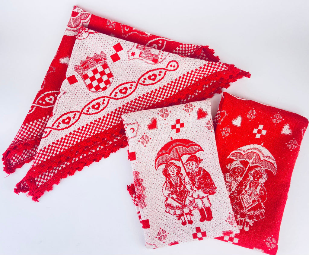 Product image for 'vintage red white austrian folk pattern fabric napkins set of four 4' (view 552559)