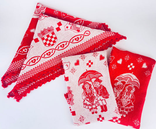 Product image for 'vintage red white austrian folk pattern fabric napkins set of four 4' (view 552559)