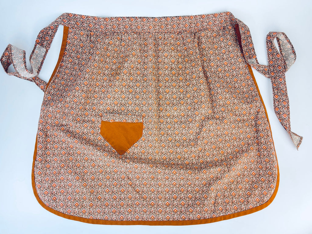 Product image for 'vintage brown pink floral pocketed waist apron' (view c25e22)