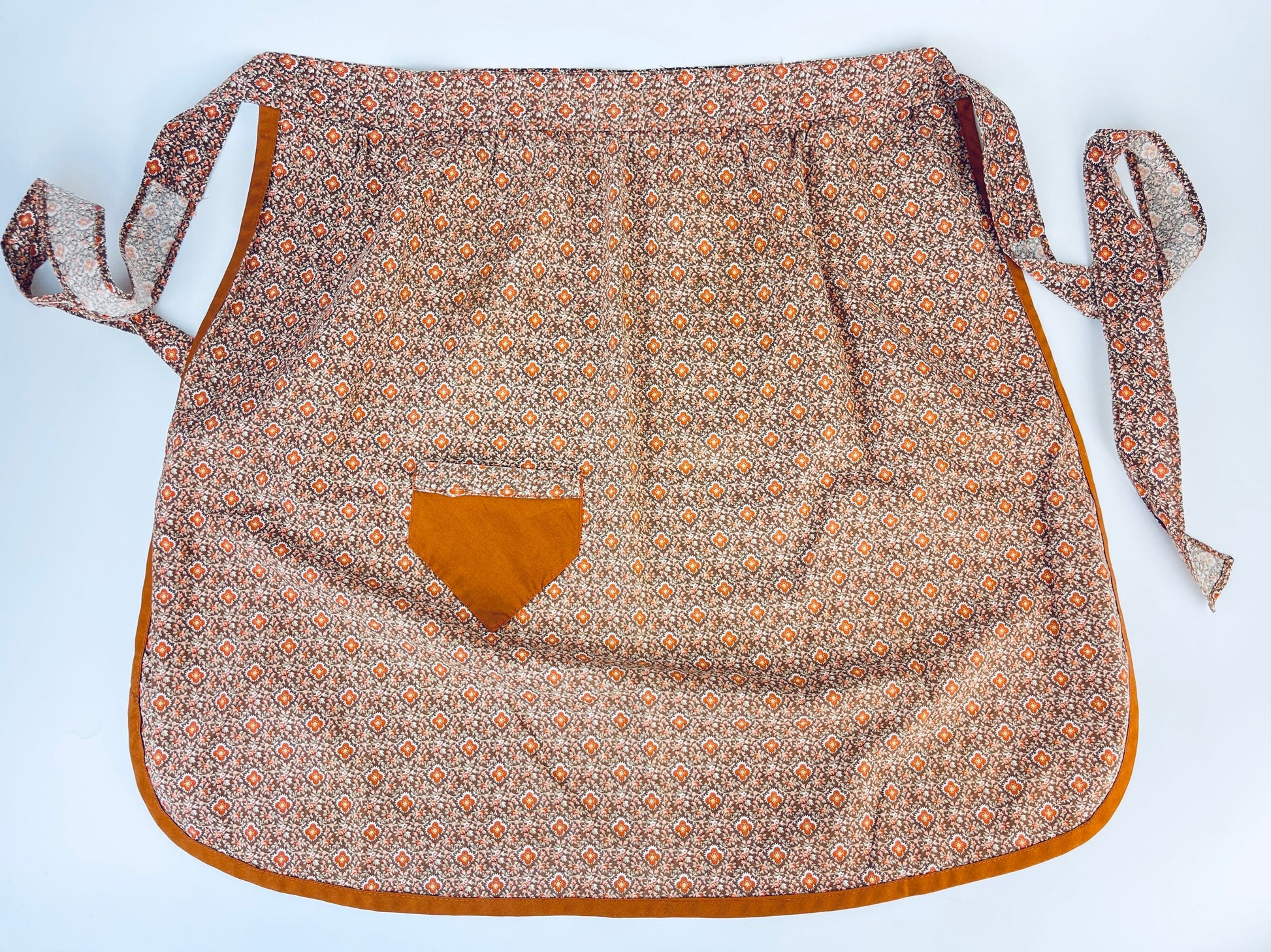 Product image for 'vintage brown pink floral pocketed waist apron' (view c25e22)