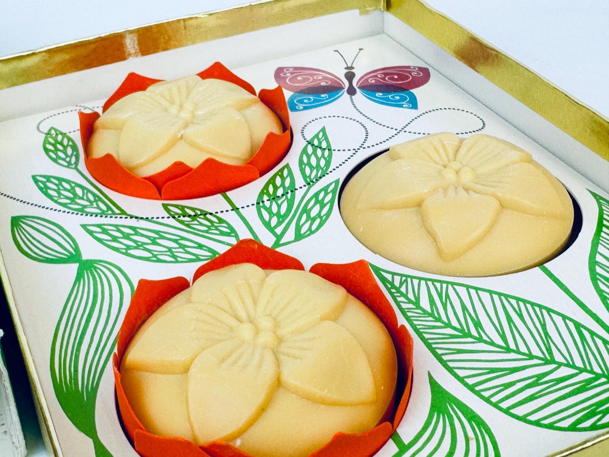 Product image for 'vintage avon jasmin soap set 3 perfumed floral soaps in original box' (view c3cb63)