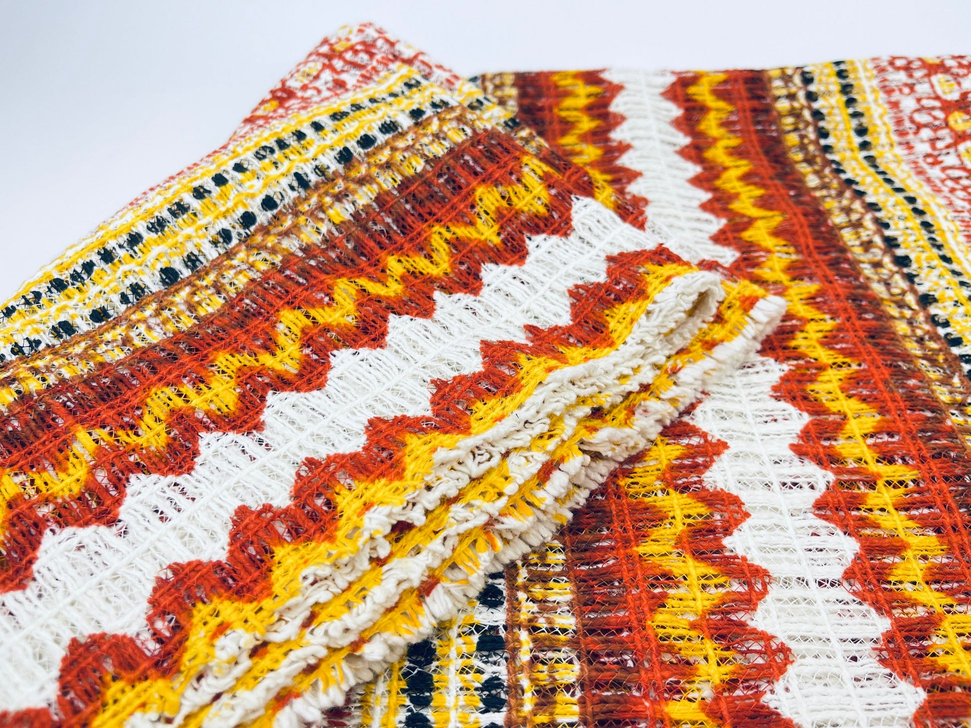 Product image for 'vintage groovy daisy flower power thick woven cotton polyester blend fabric' (view 6c6e3d)