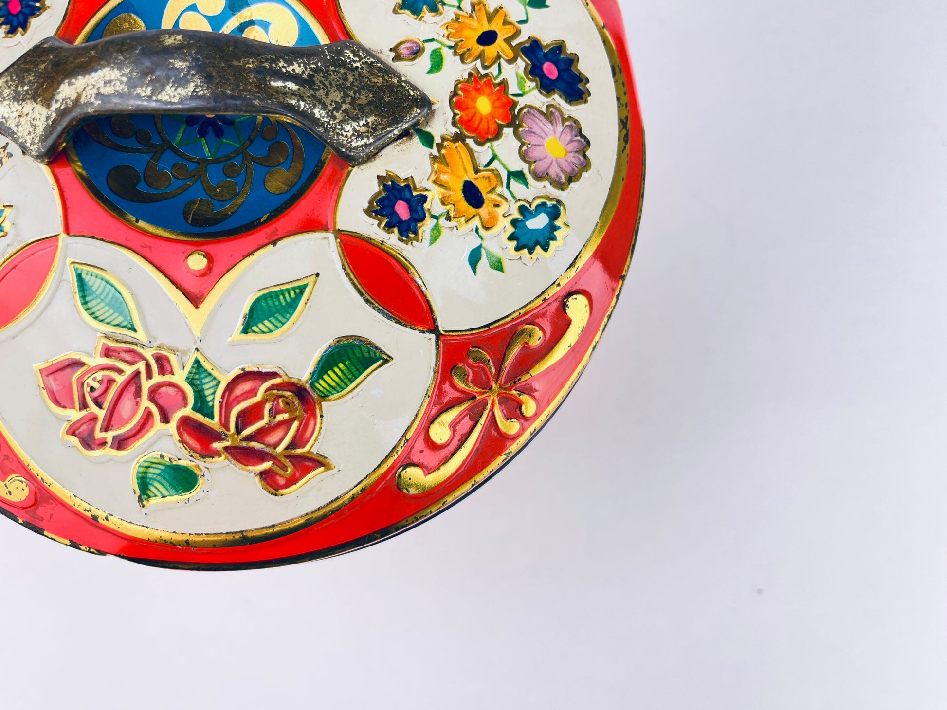 Product image for 'vintage gray dunn round tin red gold floral pattern product of scotland' (view 218f6e)
