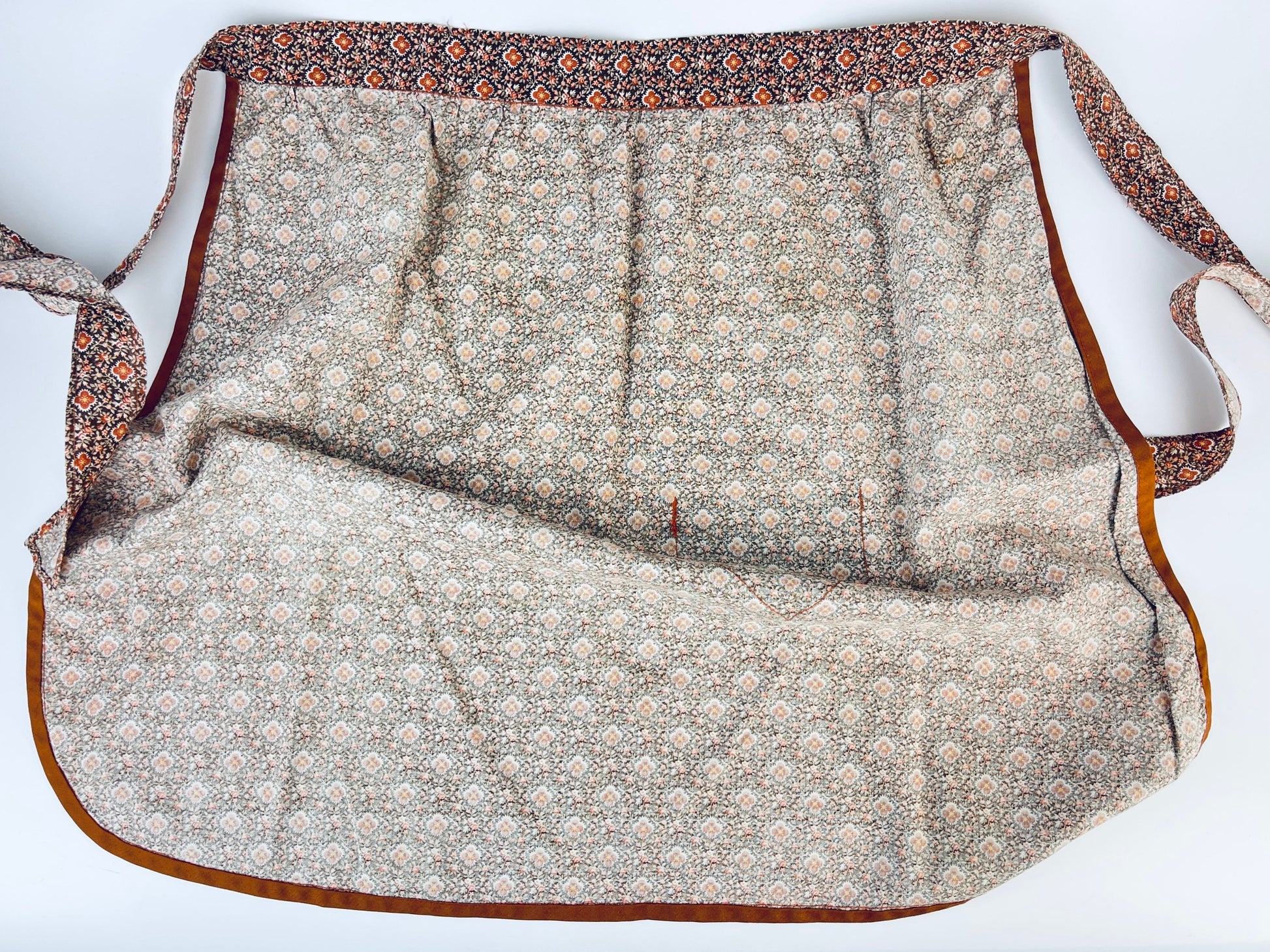 Product image for 'vintage brown pink floral pocketed waist apron' (view b73f0d)